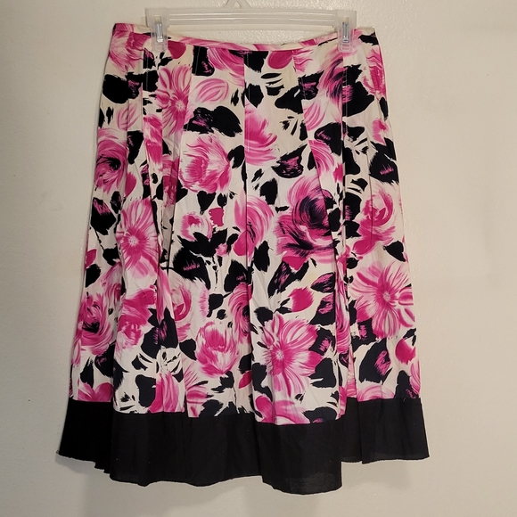✨️4/$35✨️SALE JKLA CALIFORNIA pleated floral skirt. S - Picture 2 of 7